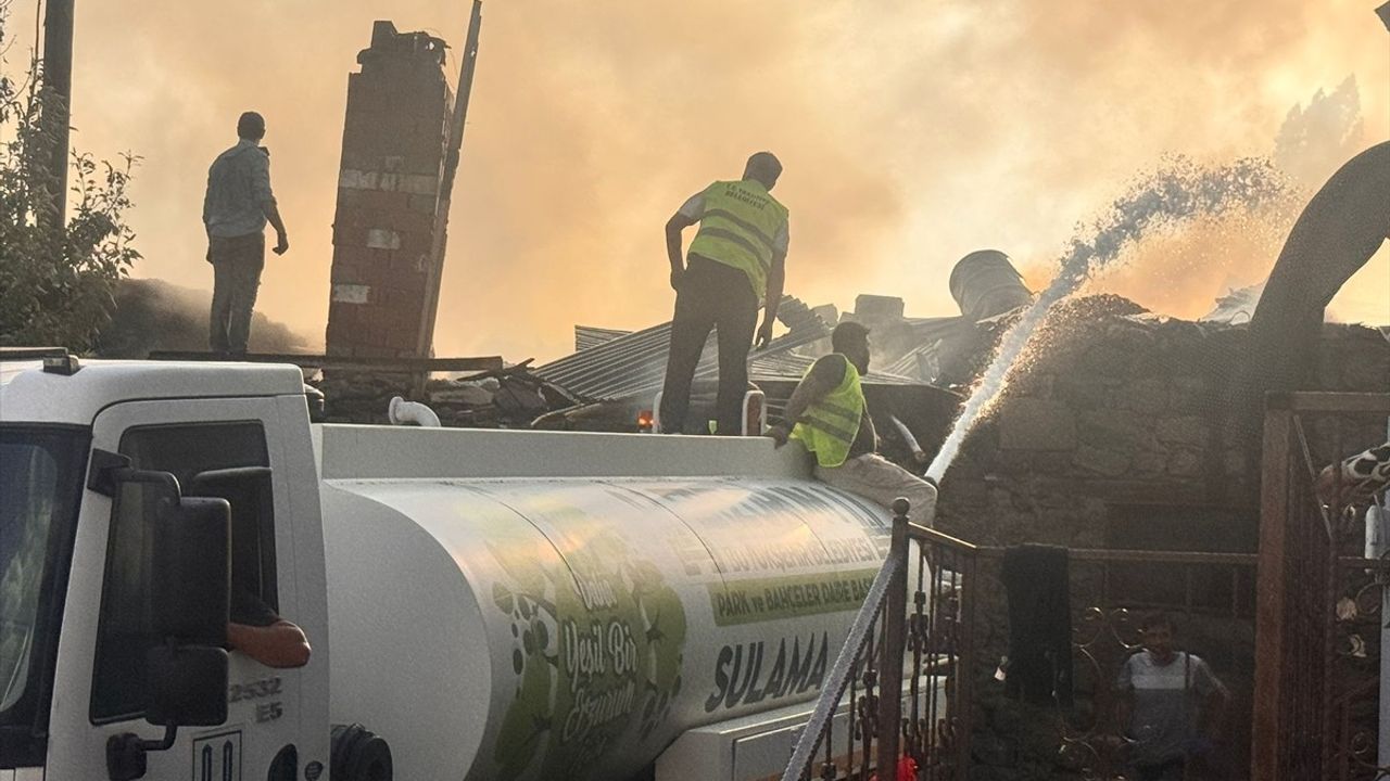 Erzurum Kırmızıtaş Mahallesi'nde ev yangını: Bitişik ev ve ahırlara sıçradı