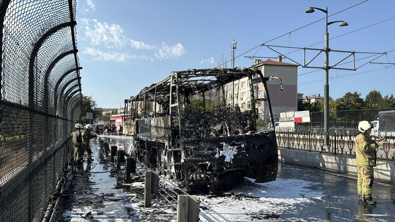 Esenler'de Seyir Halindeki Servis Minibüsü Alev Aldı; Yolcular Tahliye Edildi