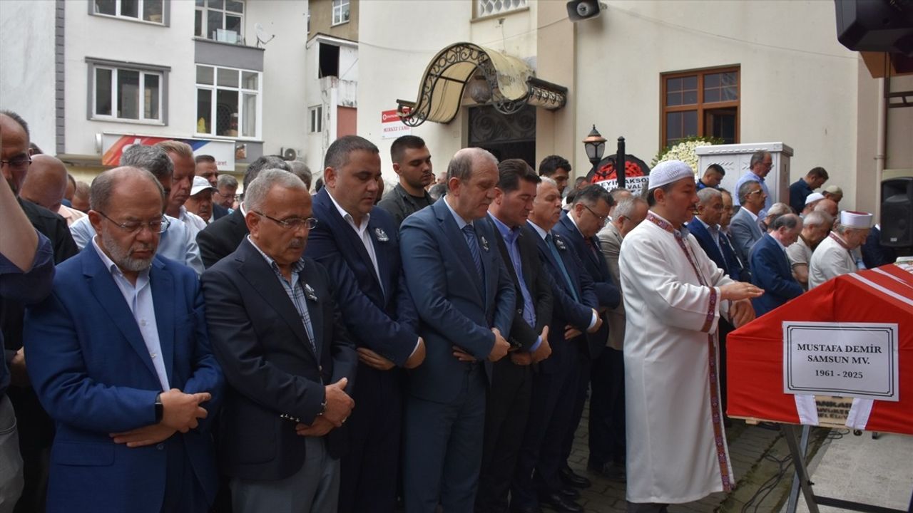 Eski Bakan Mustafa Demir, Trabzon'da Son Yolculuğuna Uğurlandı