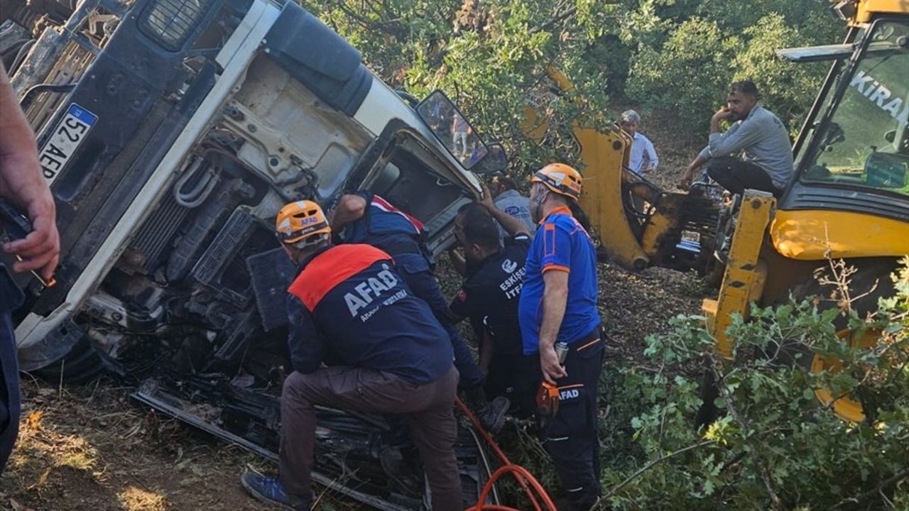 Eskişehir'de Beton Mikseri Devrildi: Sürücü Yaralandı