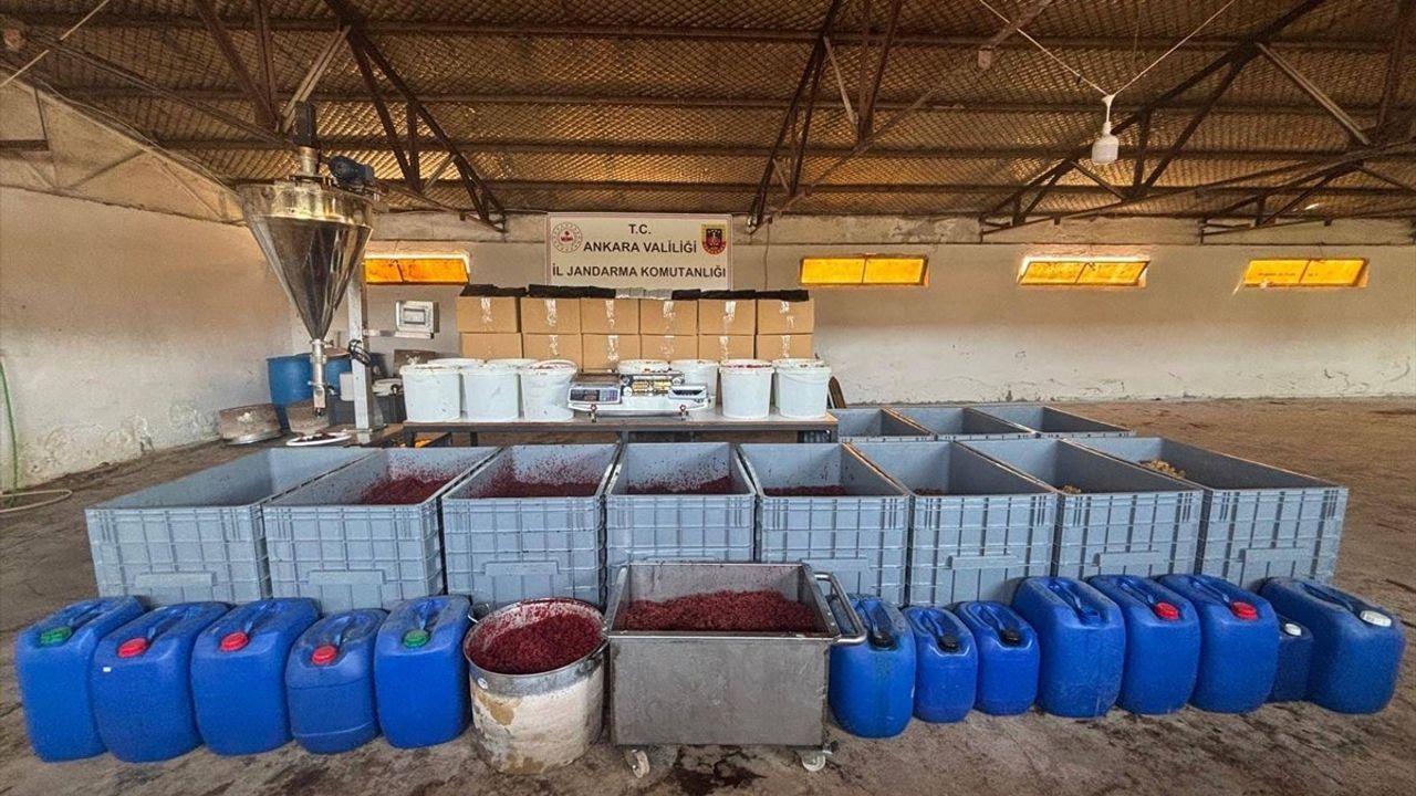 Etimesgut'ta depoya düzenlenen operasyonda 4,5 ton kaçak nargile tütünü ele geçirildi; 3 şüpheli gözaltında