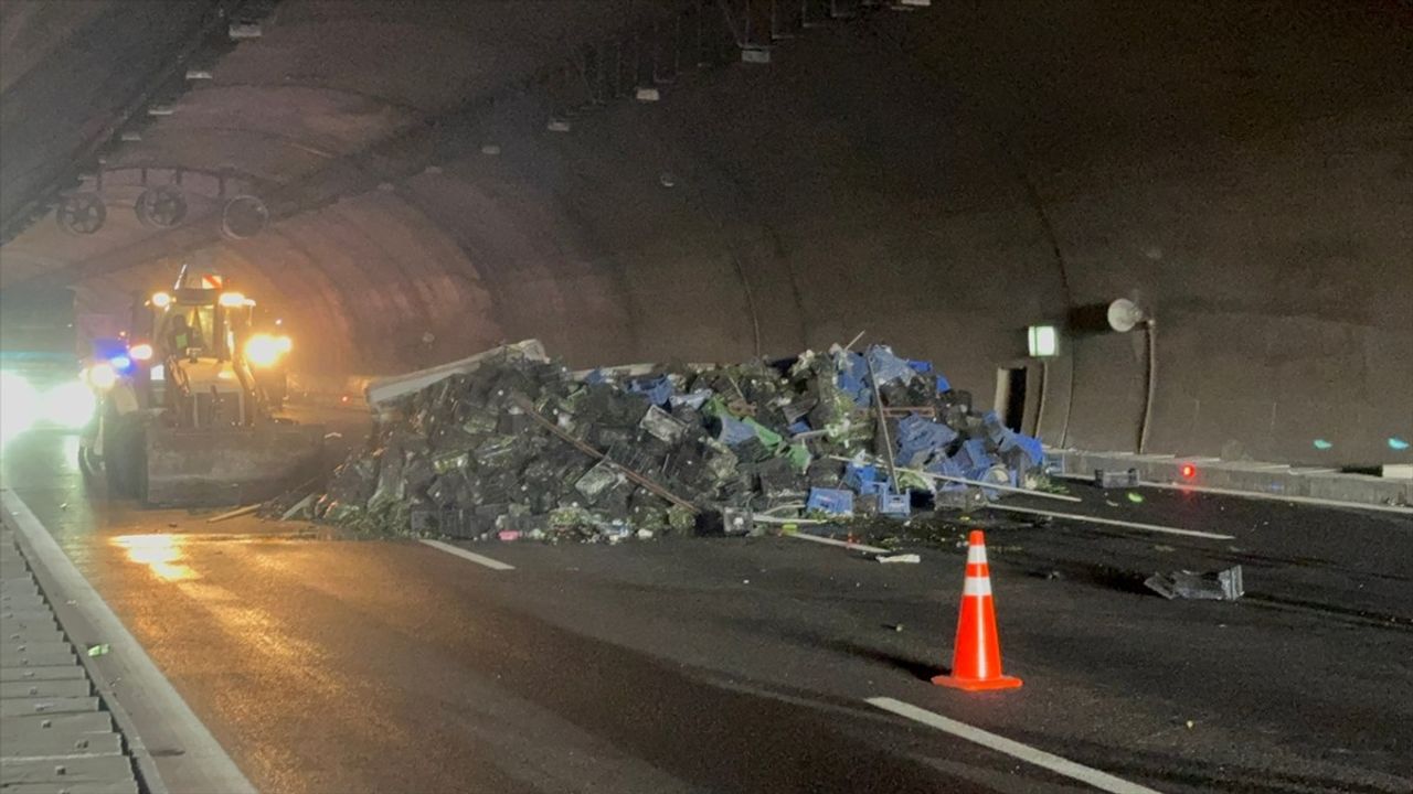 Eykoz'da sebze yüklü tırın devrilmesi nedeniyle Riva Tüneli ulaşıma kapandı
