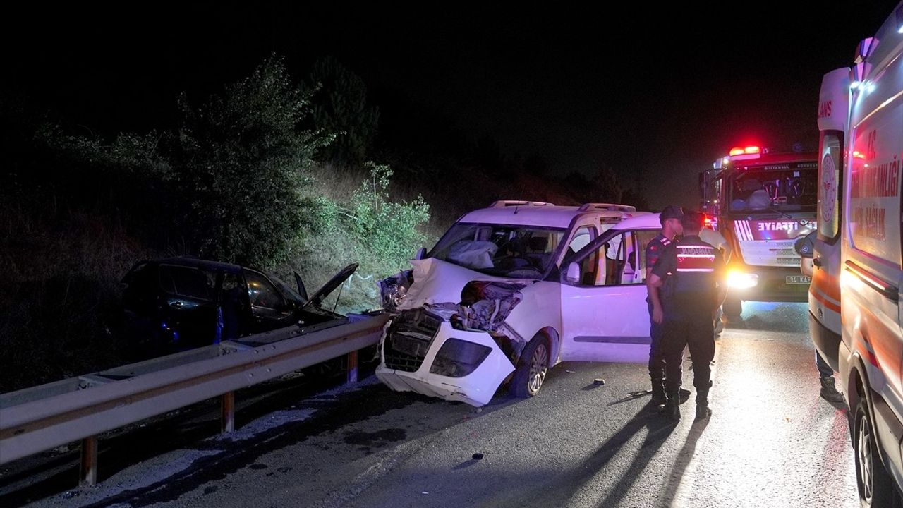 Eyüpsultan'da Otomobil ile Hafif Ticari Araç Çarpıştı: 2 Yaralı