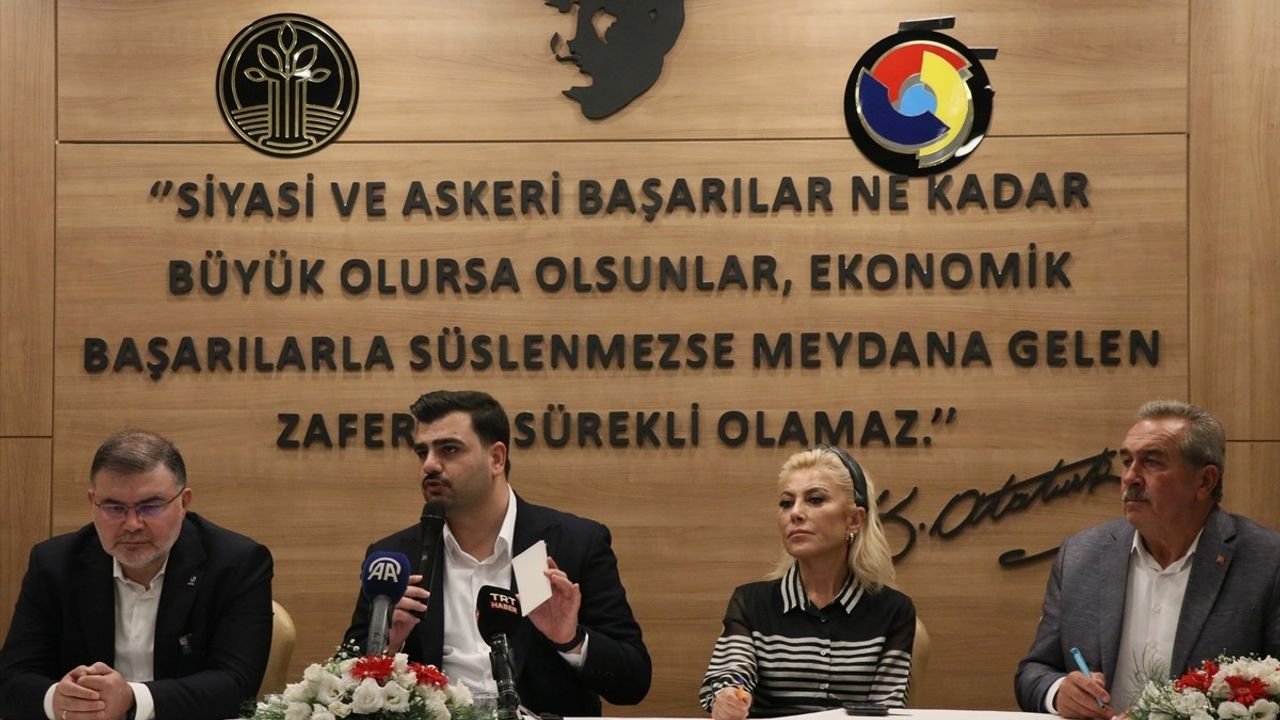 Eyyüp Kadir İnan İzmir'de: Özgür Özel'i 'siyasi rehine' olarak niteledi, CHP'yi icraatsizlikle eleştirdi