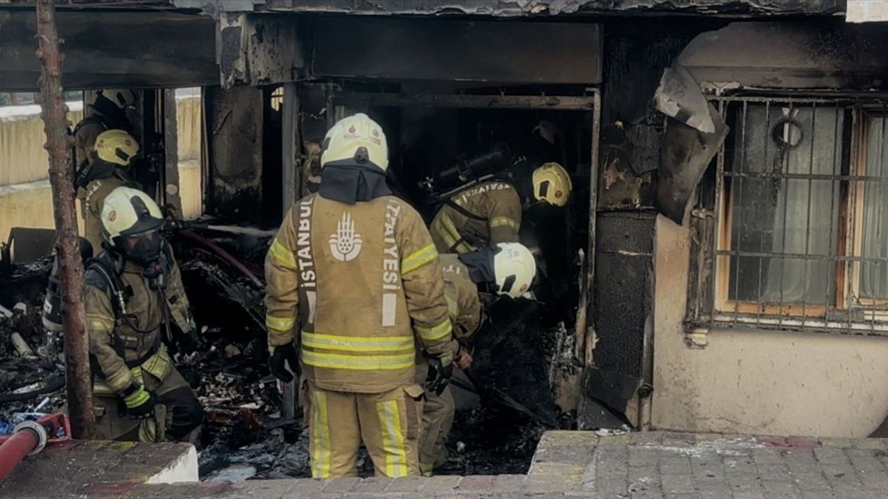 Fatih'te Ecza Deposunda Yangın Kontrol Altına Alındı