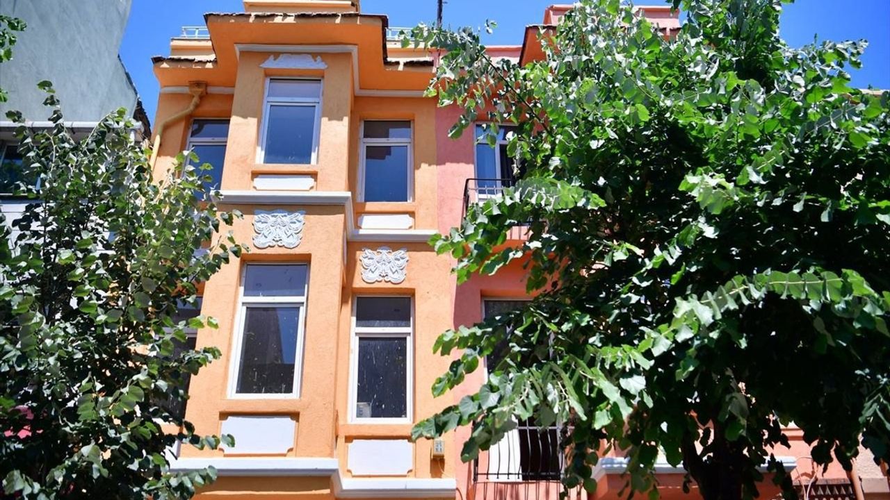 Fatih'te Tarihi Dokuya Saygılı Cephe İyileştirme Çalışmaları Devam Ediyor