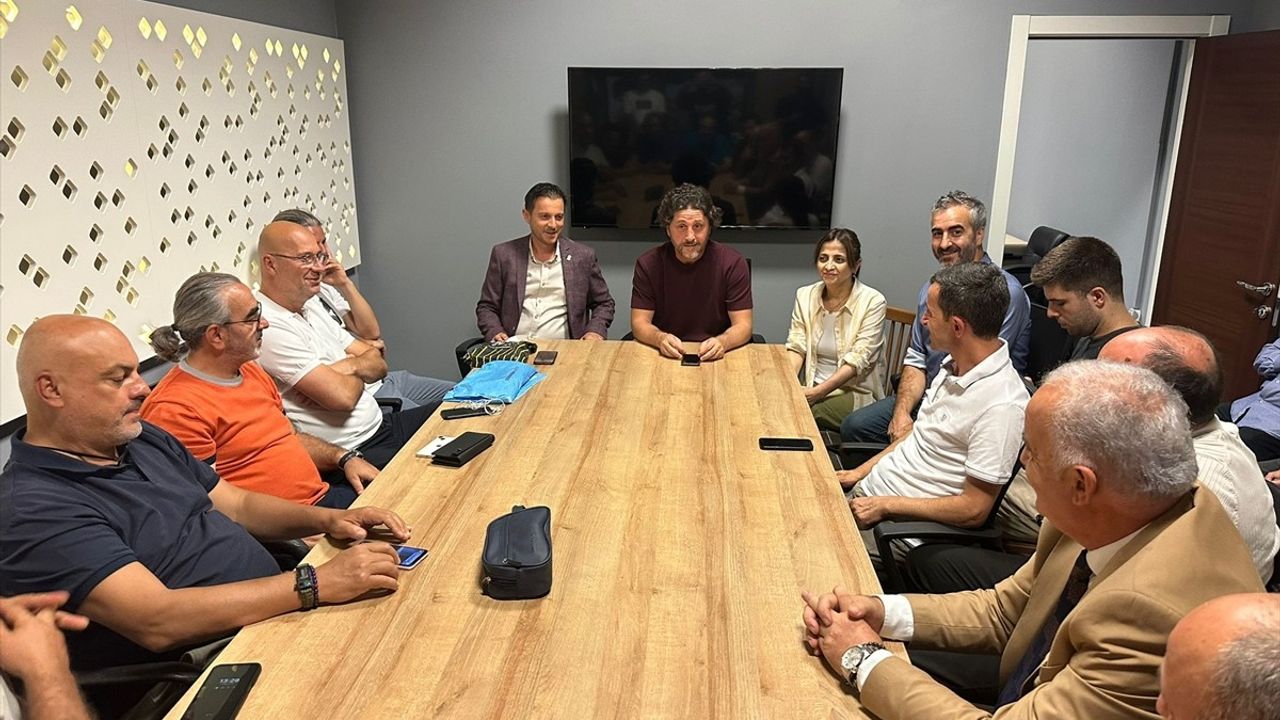 Fatih Tekke: "Bence gemi limana yanaştı" — TSYD Trabzon Şubesi'ni ziyaret etti