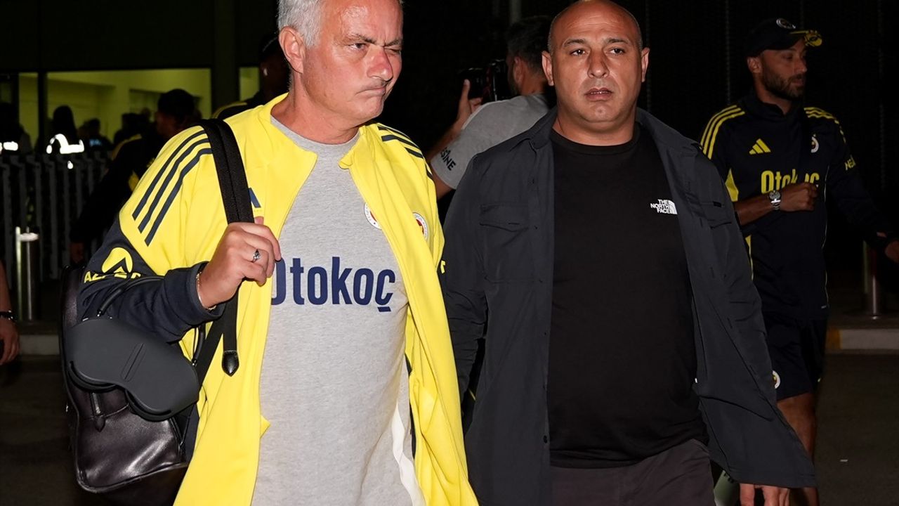 Fenerbahçe kafilesi İzmir'e geldi: Göztepe maçı öncesi taraftar karşıladı