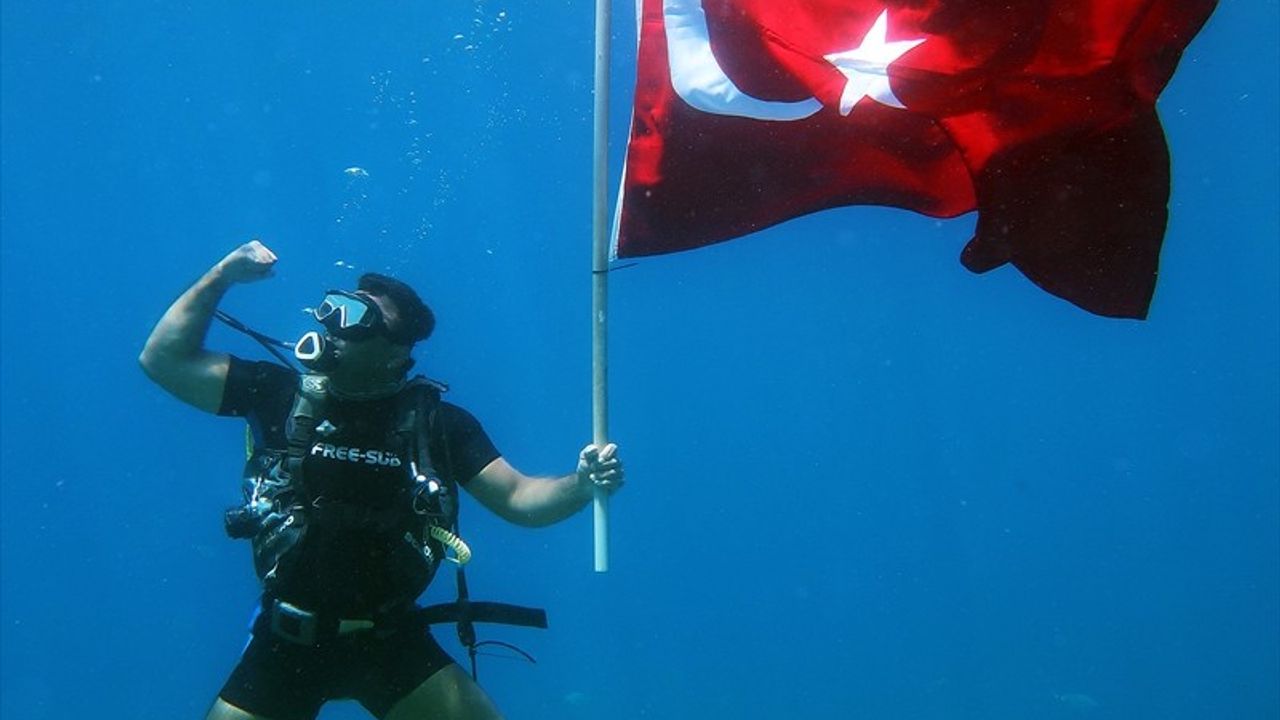 Fethiye'de 30 Ağustos Zafer Bayramı'nda dalgıçlar deniz dibinde Türk bayrağı açtı