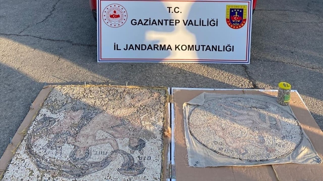 Gaziantep'in Nurdağı ilçesinde iki tarihi mozaik ele geçirildi; 3 şüpheli gözaltında