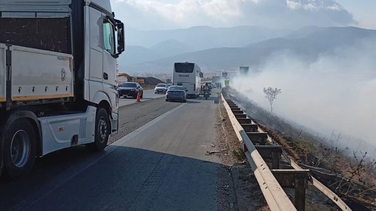 Gaziantep Nurdağı'nda TAG Otoyolu Kenarındaki Örtü Yangını Söndürüldü