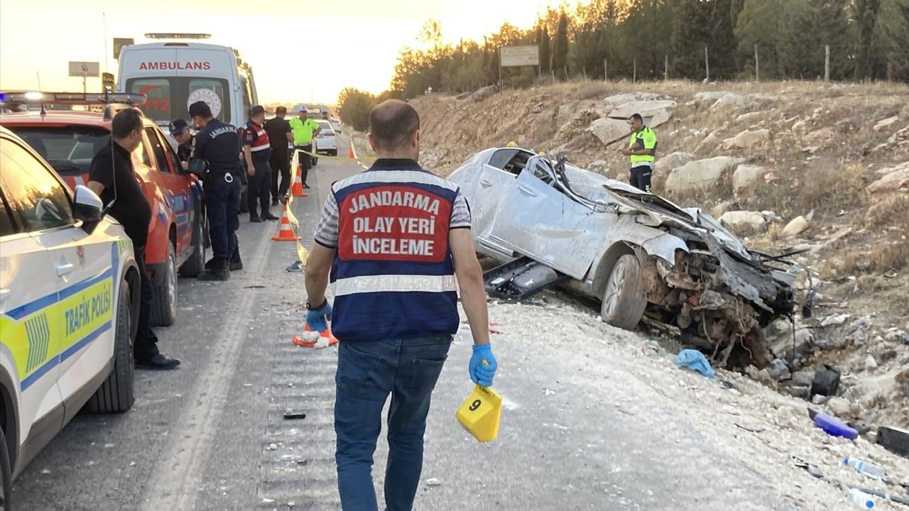 Gaziantep-Şanlıurfa kara yolunda iki otomobil çarpıştı: 3 ölü, 3 yaralı