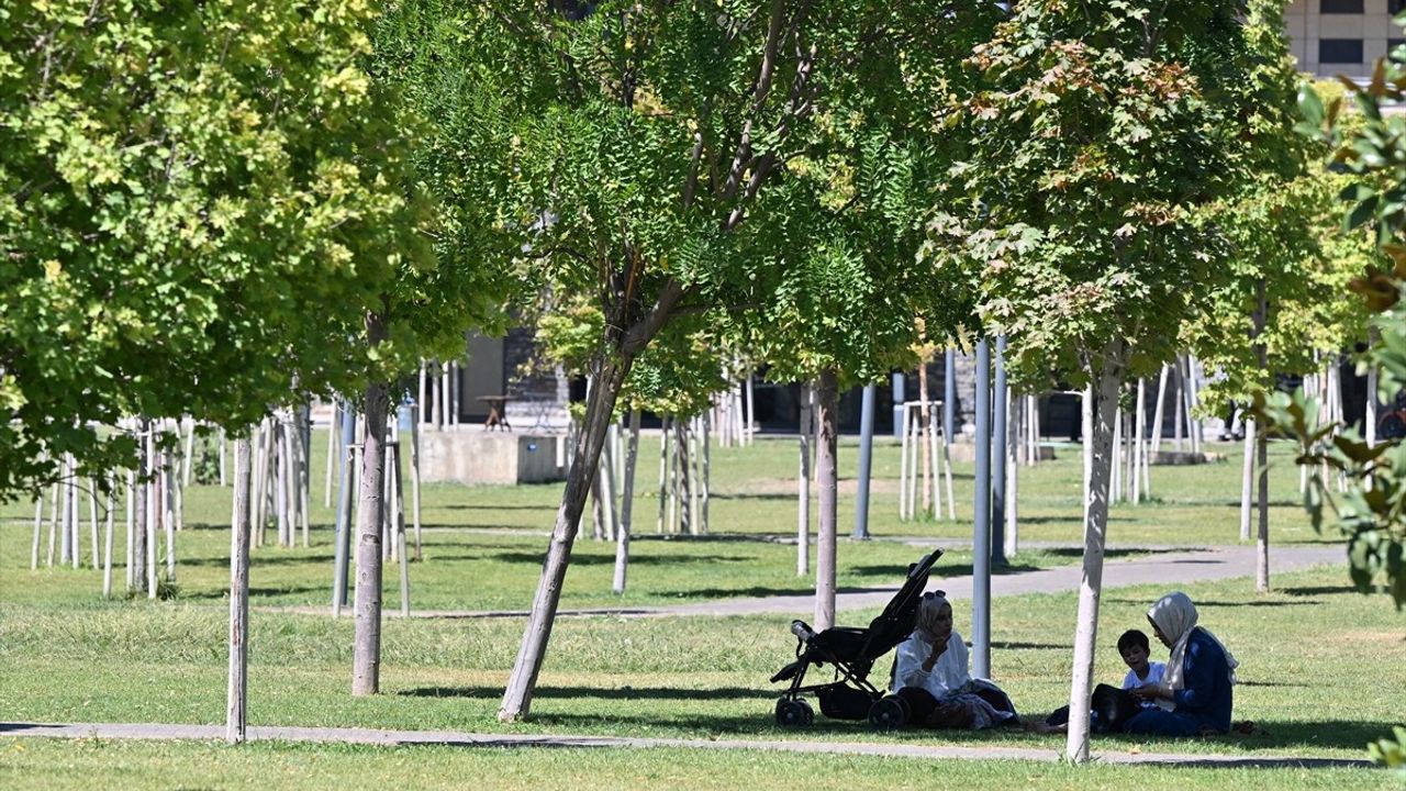 Gaziantep'te 40 derece: Vatandaşlar gölgeliklere ve mağara kafeye sığınıyor