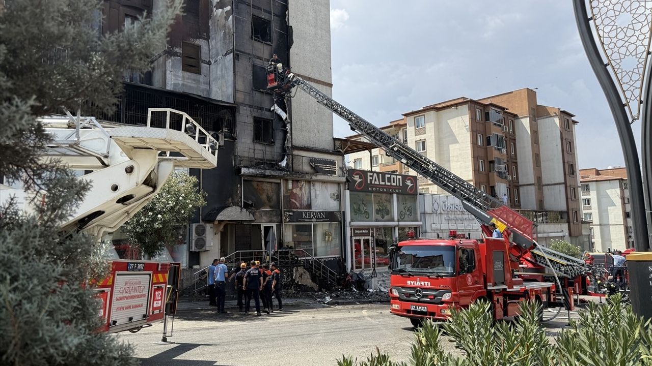 Gaziantep'te 5 Katlı Binada Yangın: 15 Kişi Dumandan Etkilendi