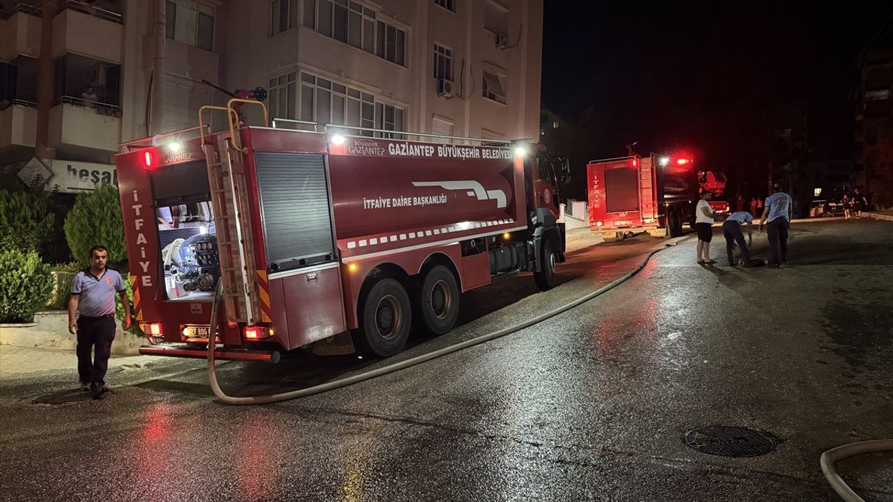 Gaziantep'te 7 katlı binanın terasındaki yangın yaklaşık bir saatte söndürüldü