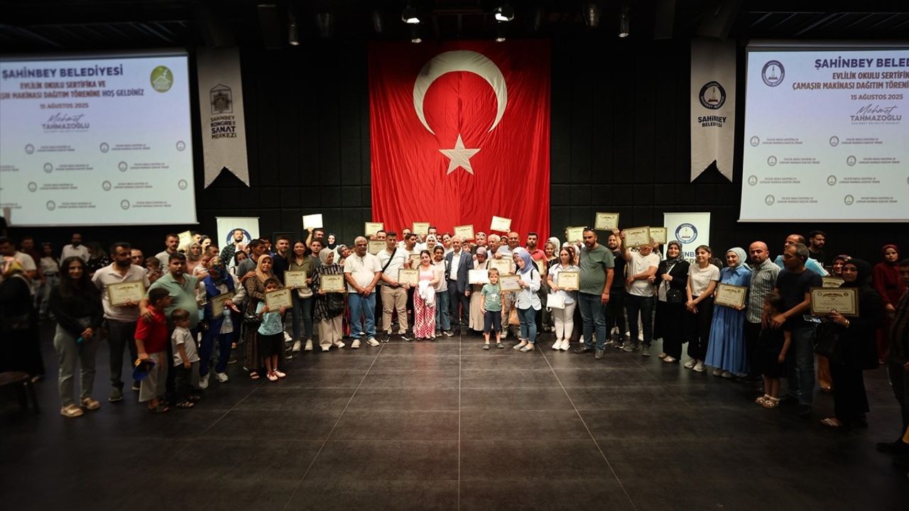 Gaziantep'te Evlilik Okulu Projesi'ni tamamlayan 481 çifte sertifika verildi