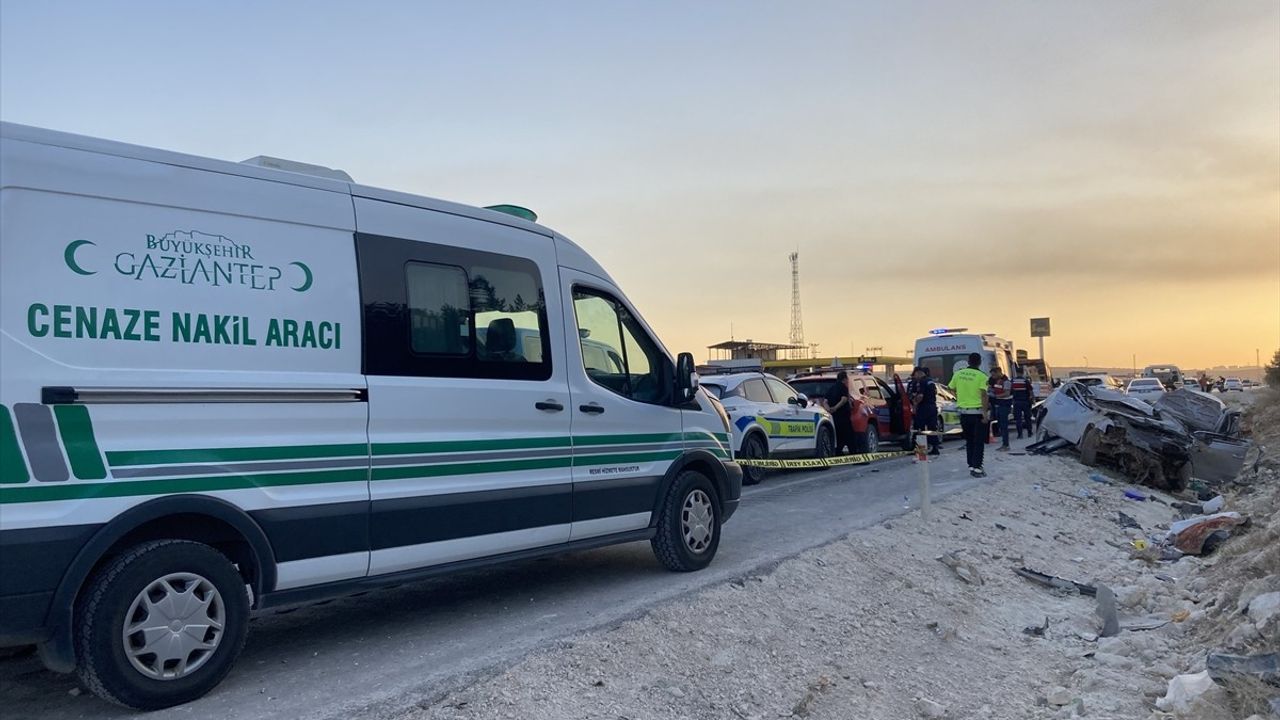 Gaziantep'te iki otomobil çarpışması: 3 ölü, 3 yaralı