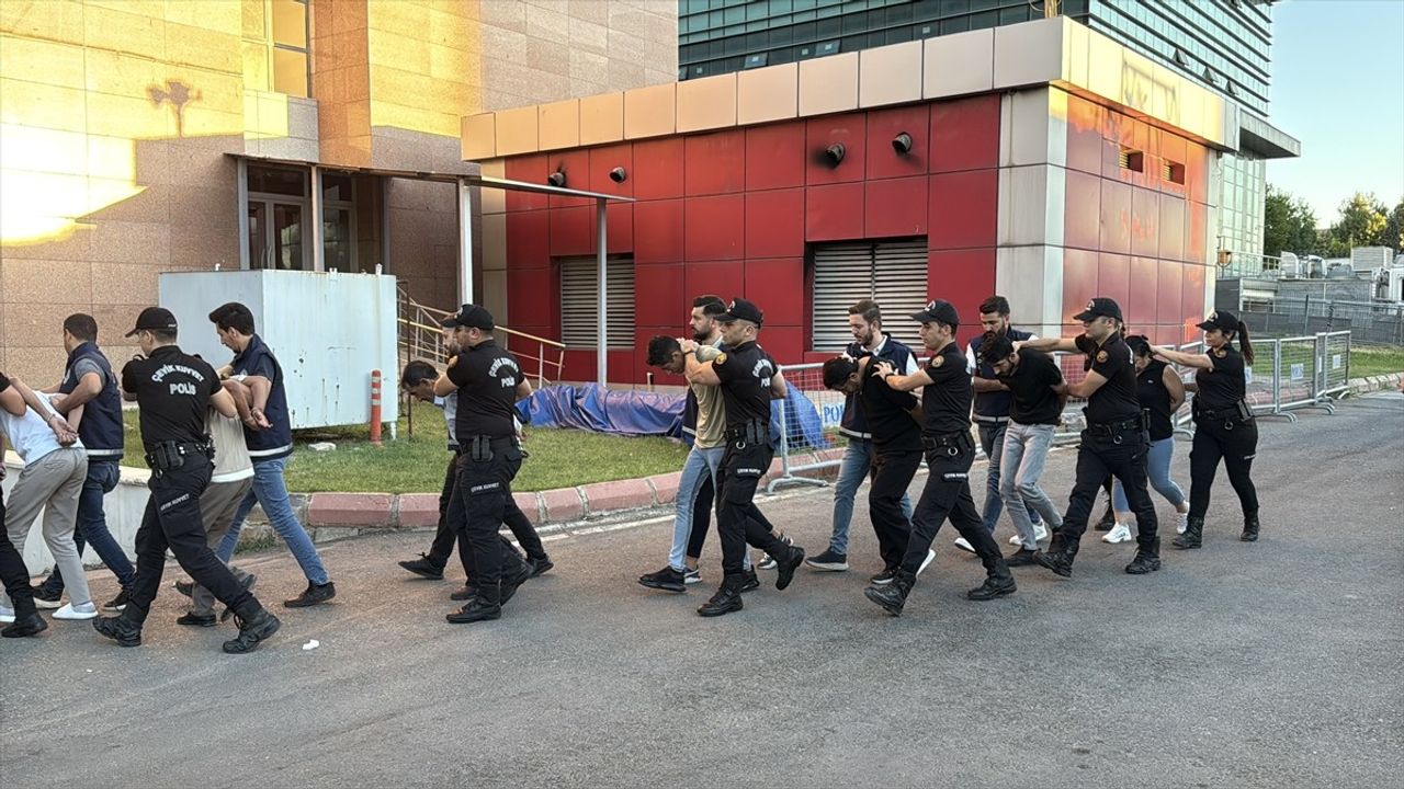 Gaziantep'te 'kaza' süsü veren çete: Esnafları gasp ettikleri ileri sürülen 9 şüpheli yakalandı