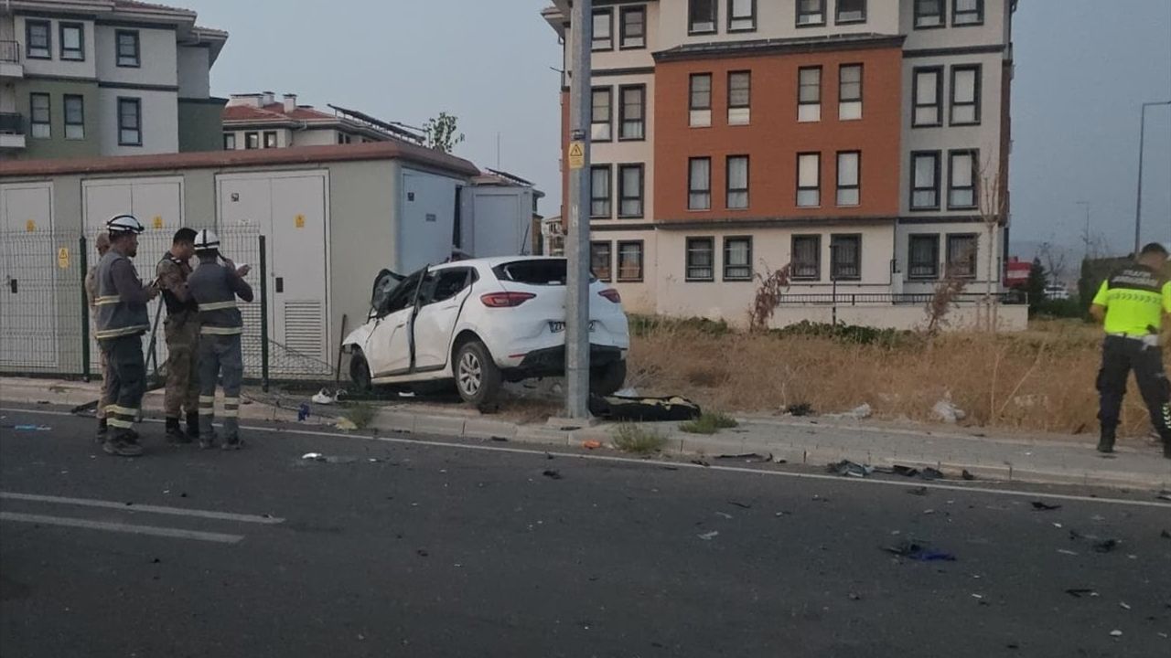 Gaziantep'te Otomobil ile Motosiklet Çarpıştı: 1 Ölü, 3 Yaralı
