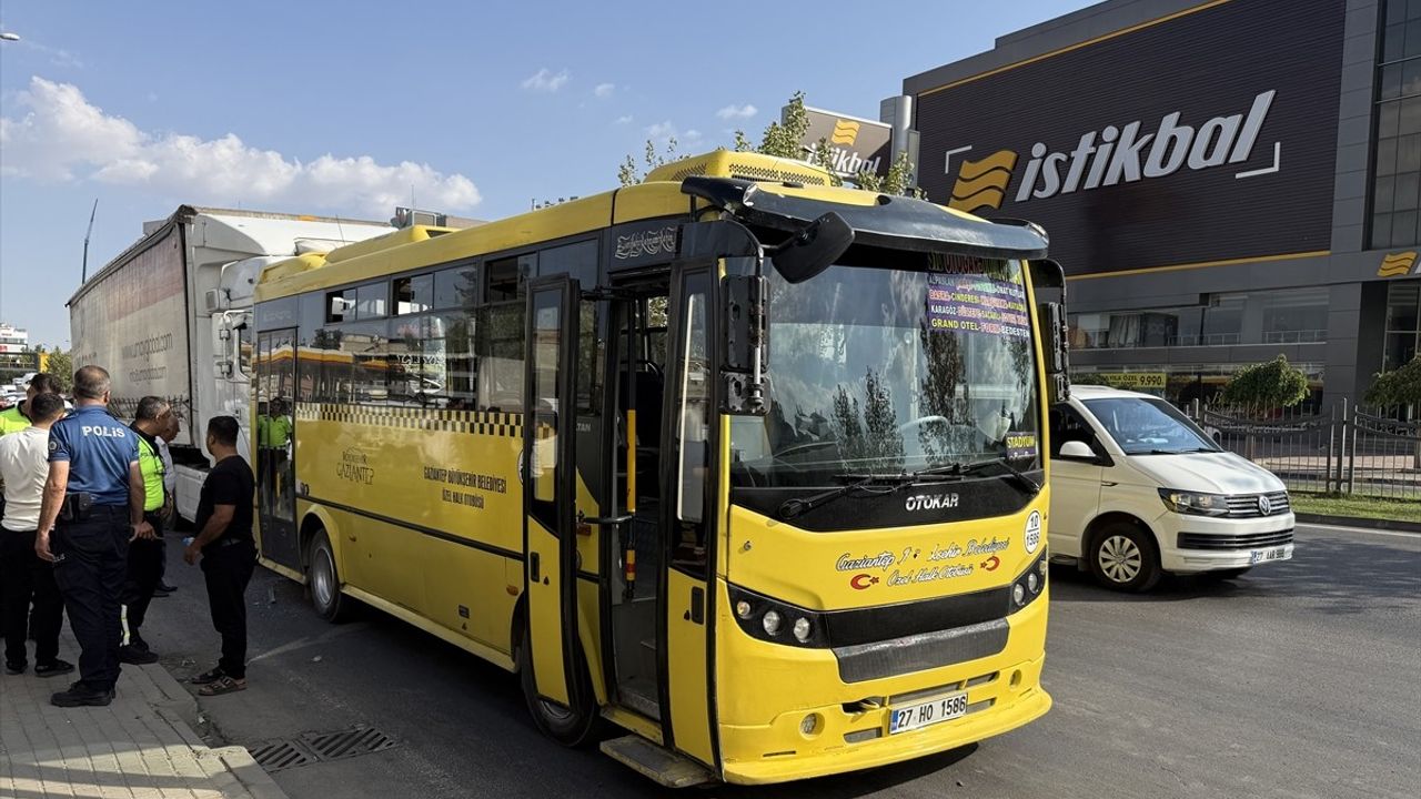 Gaziantep'te tırın özel halk otobüsüne çarpması sonucu 3 kişi yaralandı