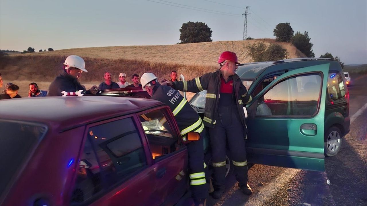 Gediz’de otomobil ile hafif ticari araç çarpıştı: 2 kişi hayatını kaybetti, 1 kişi yaralandı