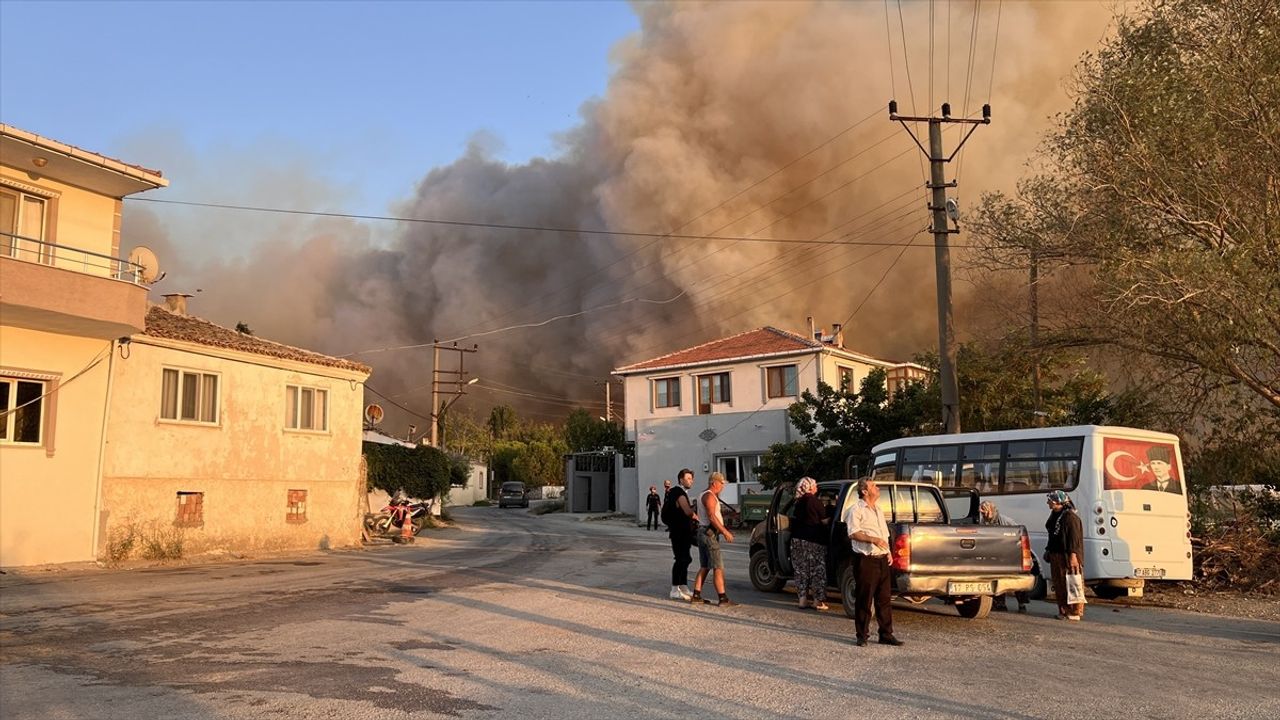 Gelibolu'da orman yangınına 12 uçak, 12 helikopter ve 560 personelle müdahale ediliyor