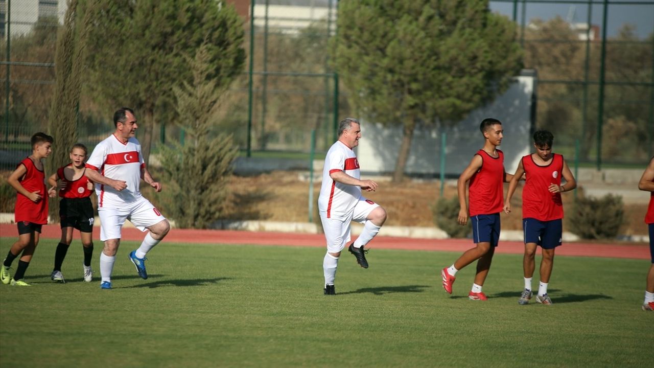 Gençlik ve Spor Bakanı Osman Aşkın Bak, Aydın'da açılış sonrası gösteri maçında forma giydi