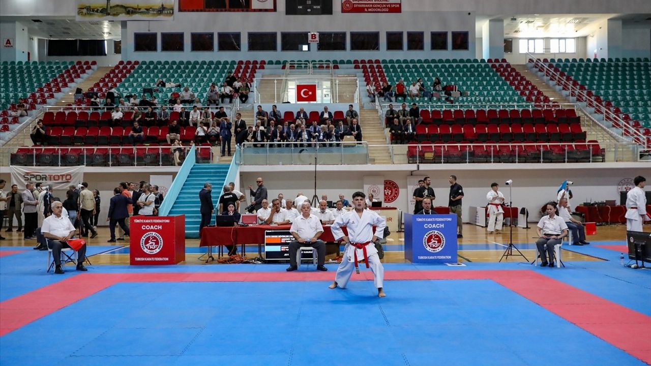 Gençlik ve Spor Bakanı Osman Aşkın Bak, Diyarbakır'da Karate Premier Ligi'ni İzledi