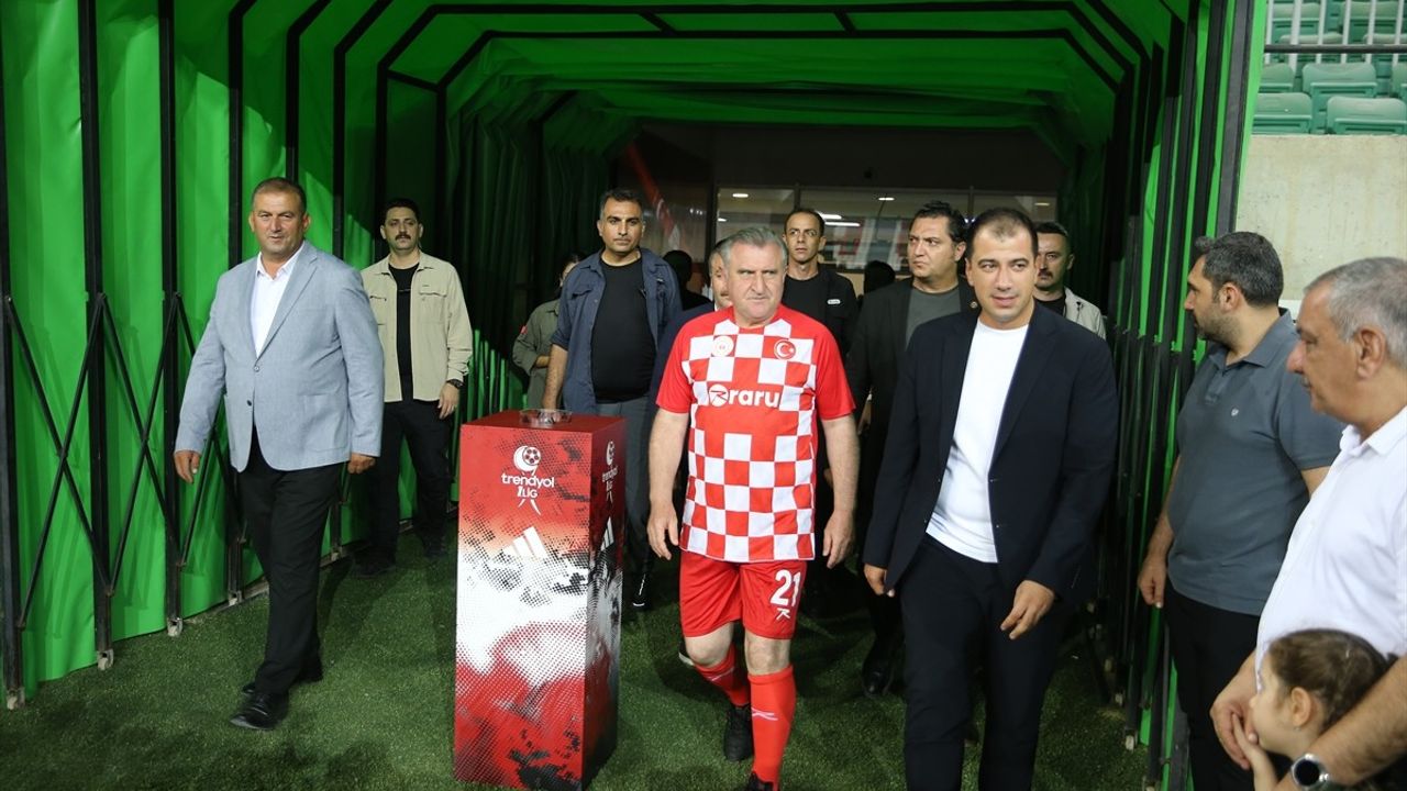 Gençlik ve Spor Bakanı Osman Aşkın Bak, Diyarbakır'daki Gösteri Maçında Yer Aldı