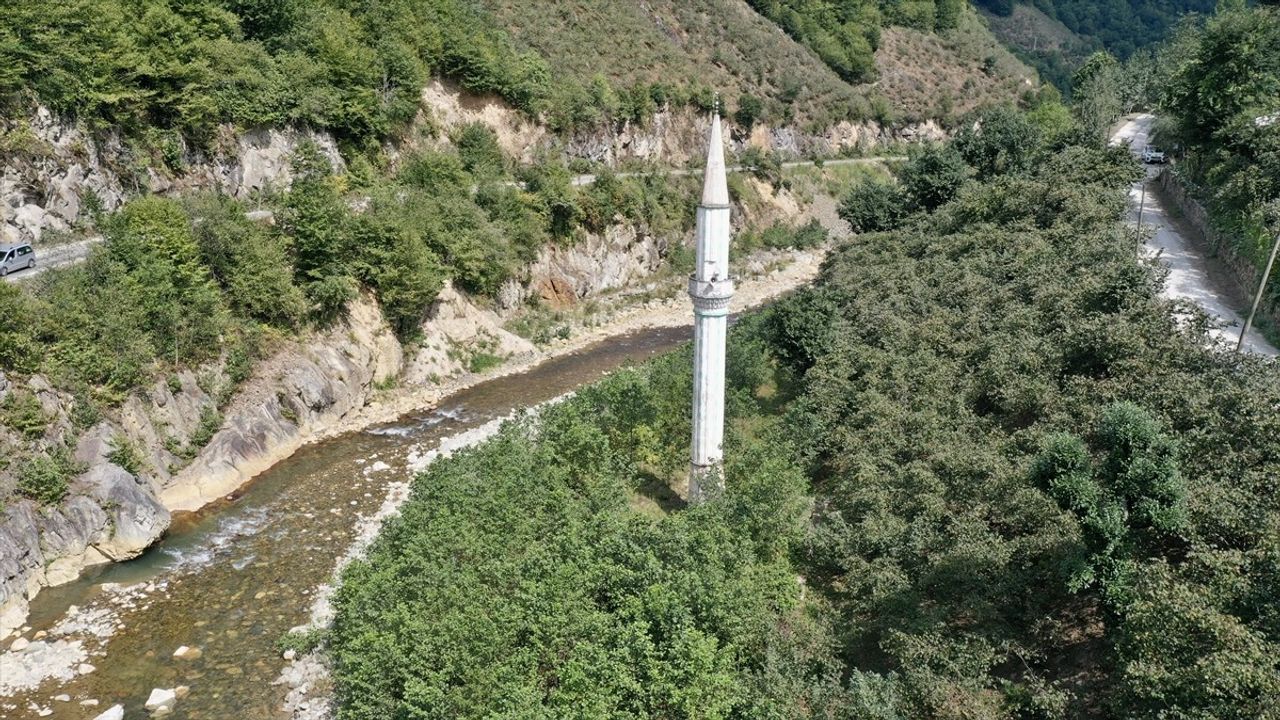 Giresun'da 22 Ağustos 2020 selinde yıkılan caminin minaresi, bölge halkı için anıt niteliğinde