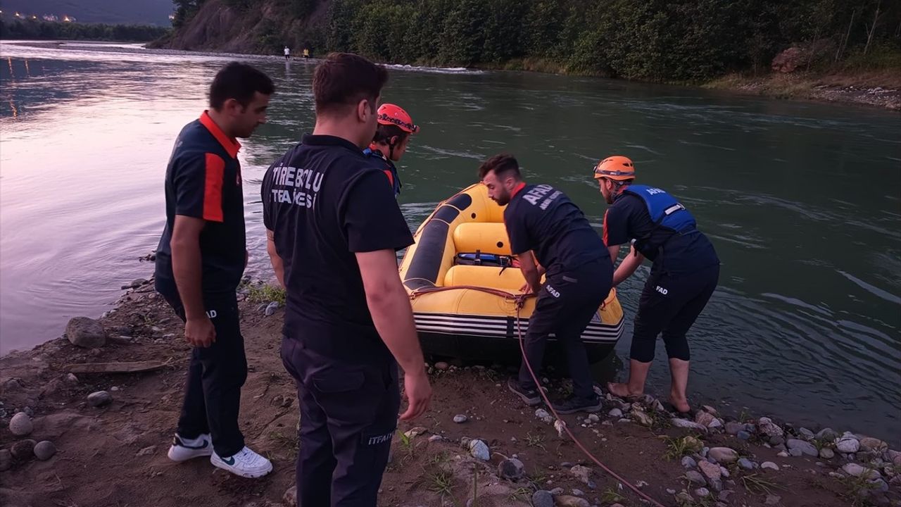 Giresun'da Harşit Çayı'nda Balık Tutarken Mahsur Kalan İki Kişi Kurtarıldı