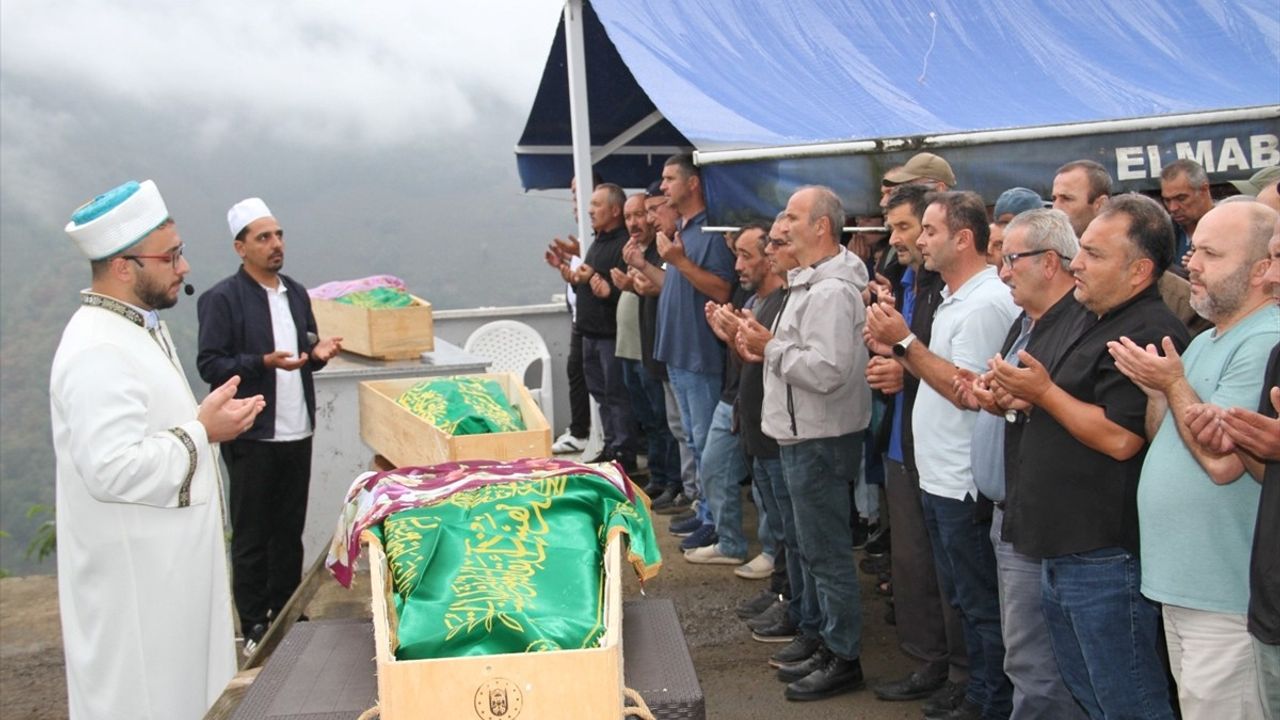 Giresun'da uçuruma yuvarlanan otomobilde ölen aynı aileden 3 kişi defnedildi