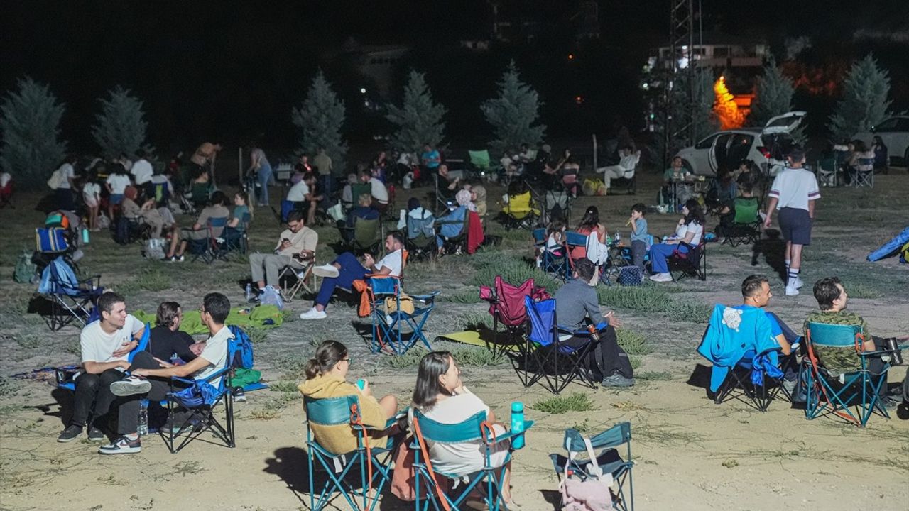 Gökçeyurt Vadisi'ndeki Lavanta Bahçesinde Perseid Meteor Yağmuru İzlemesi