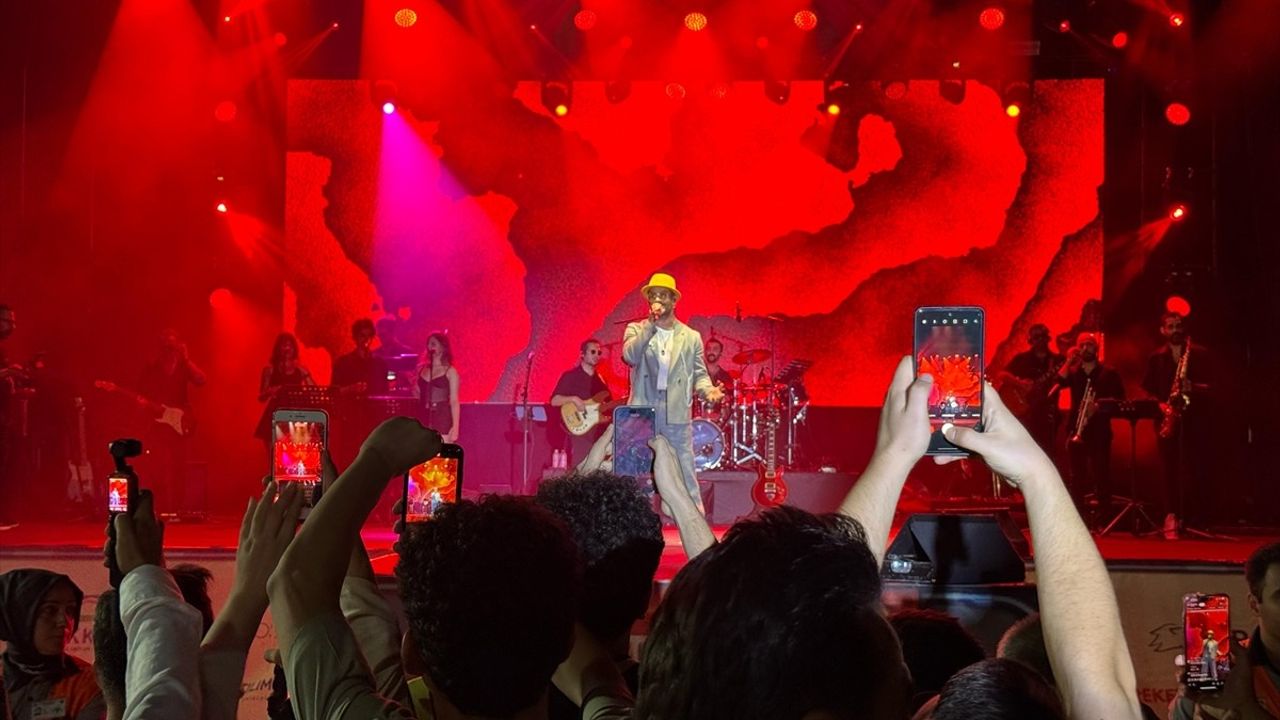 Gökhan Türkmen, Kahramanmaraş Uluslararası Geleneksel Ağustos Fuarı'nın 30'uncu gününde konser verdi