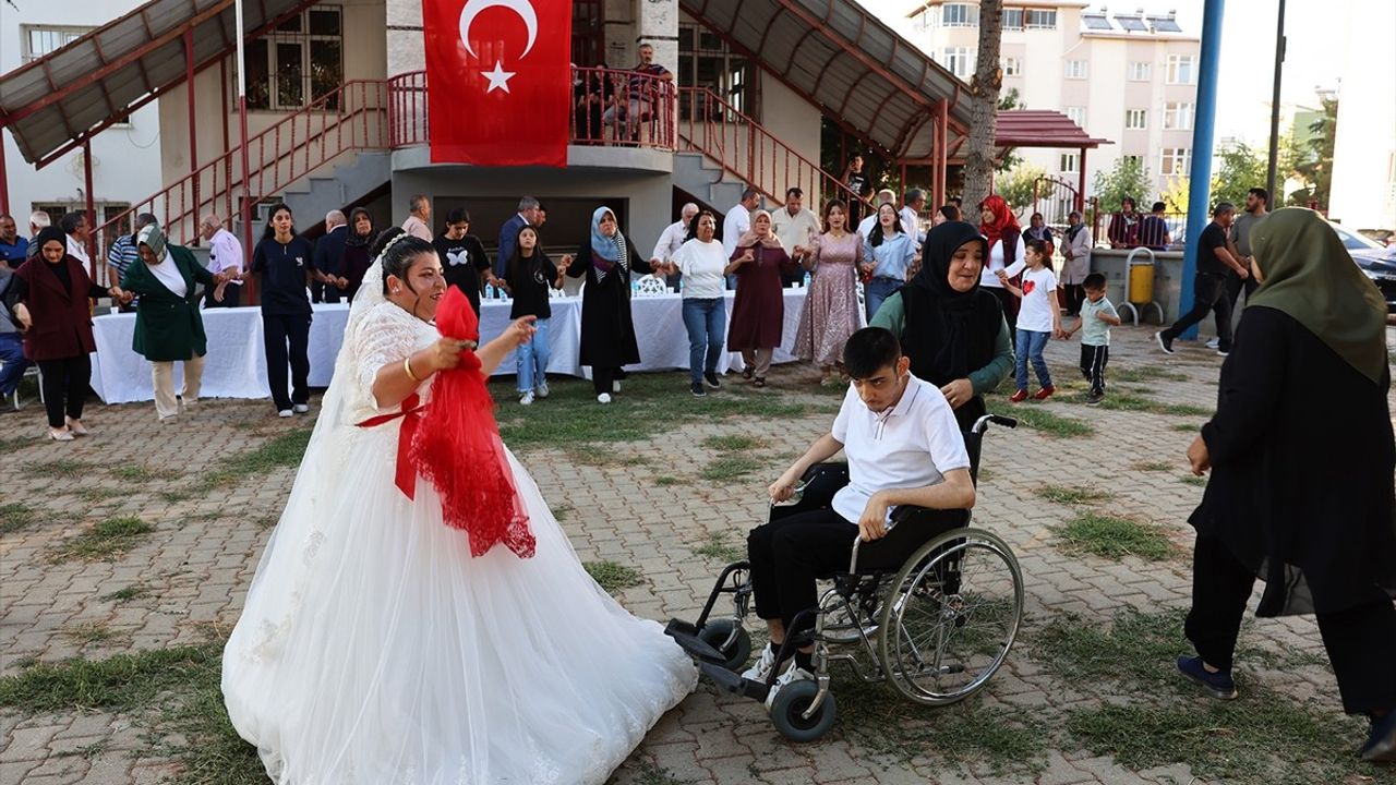 Göksun'da engelli Hatice Alkan'ın gelinlik giyme hayali temsili düğünle gerçekleştirildi