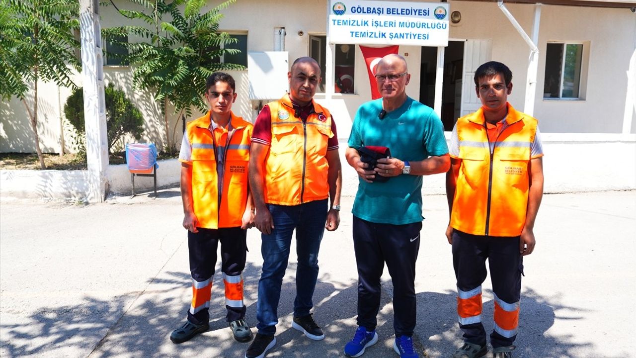 Gölbaşı'nda temizlik işçileri içinde altın ve para olan çantayı sahibine teslim etti