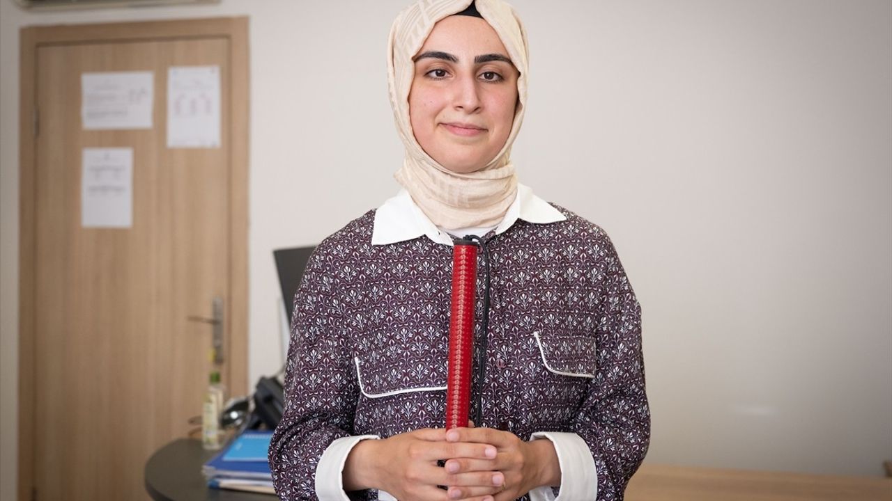 Görme Engelli Hukukçu Ayşe Begüm Başbozkurt Gür, TİHEK'te Uzman Yardımcısı ve 'Seslerin İzinde' ile Farkındalık Yaratıyor