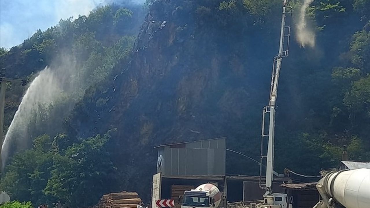 Gümüşhane'de Ekipler Örtü Yangınına Müdahale Ediyor