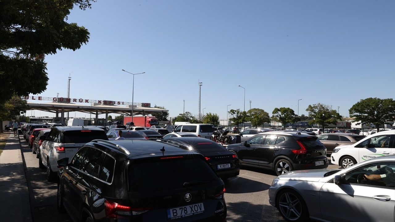 Gurbetçilerin dönüş yolculuğu Kapıkule'den devam ediyor: Hüzün ve doğa uyarıları