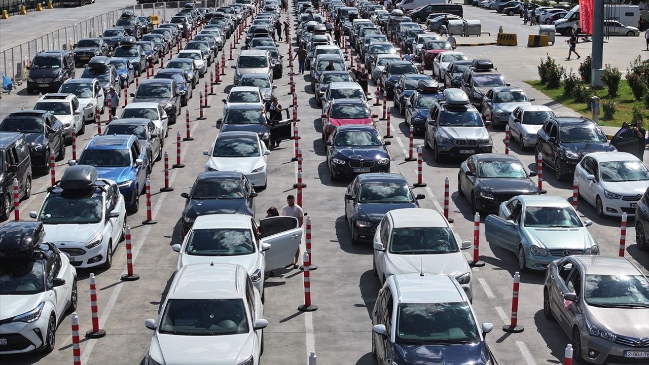 Gurbetçilerin dönüşü sürüyor: Kapıkule'de zaman zaman yoğunluk, duygusal vedalar yaşanıyor
