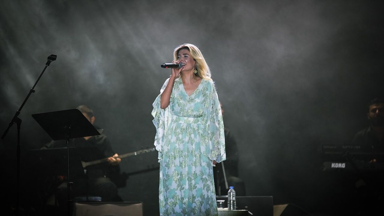 Hakkari'de 'Bir Anadolu Şenliği' devam ediyor: Grup Tillo ve Şanlıurfa topluluğu sahnede