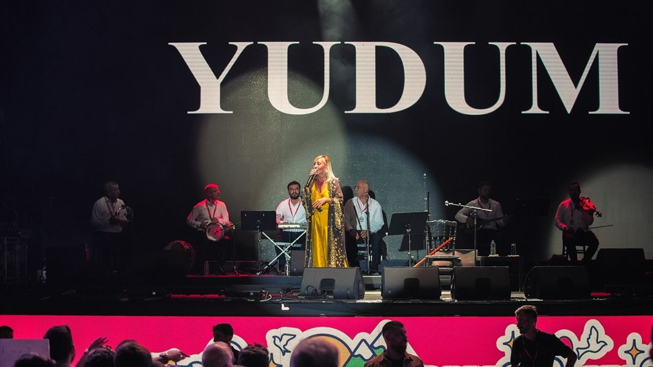 Hakkari'de 'Bir Anadolu Şenliği' sürüyor: Denbejler ve Yudum Tatar sahnede