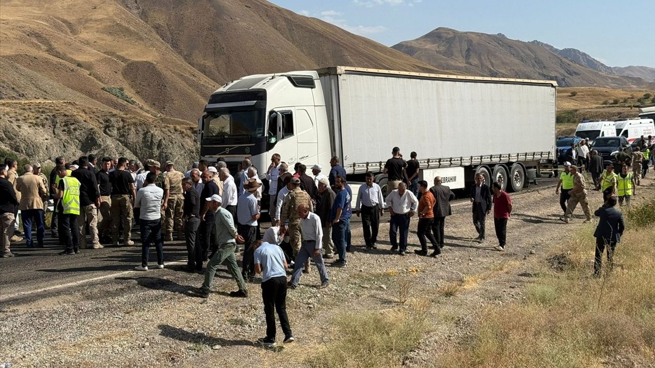 Hakkari'de tır ile pikap çarpıştı: 4 kişi hayatını kaybetti, 1 yaralandı