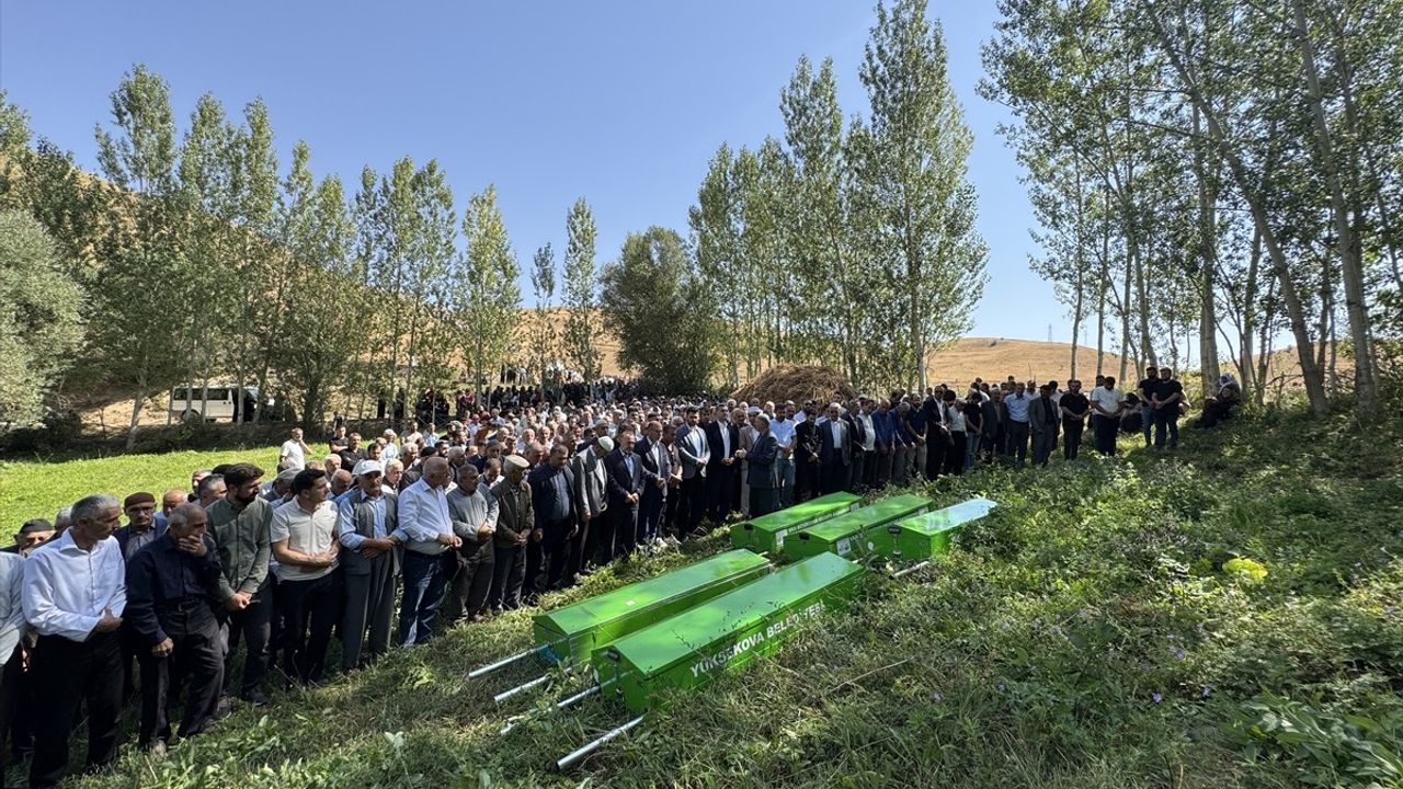Hakkari'de trafik kazasında aynı aileden 5 kişi defnedildi