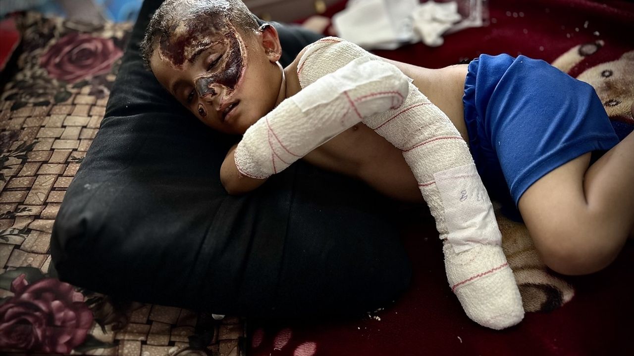 Han Yunus'ta 4 yaşındaki Ahmed, İsrail saldırısında yaralandı ve yetim kaldı