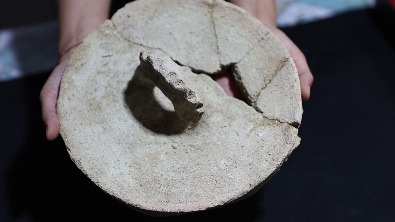 Harran Ören Yeri'nde baklava dilimi desenli tarihi ekmek kalıbı bulundu