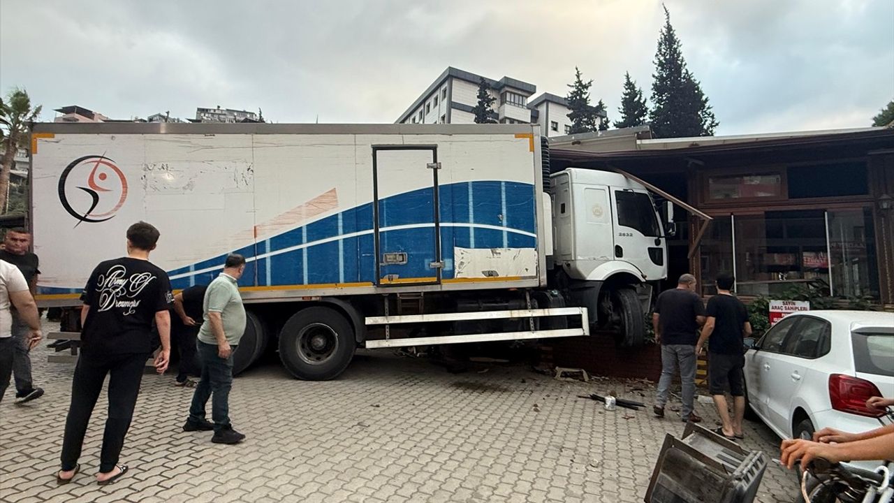 Hatay Belen'de freni arızalanan kamyon vidanjöre ve restorana çarptı: sürücü yaralandı