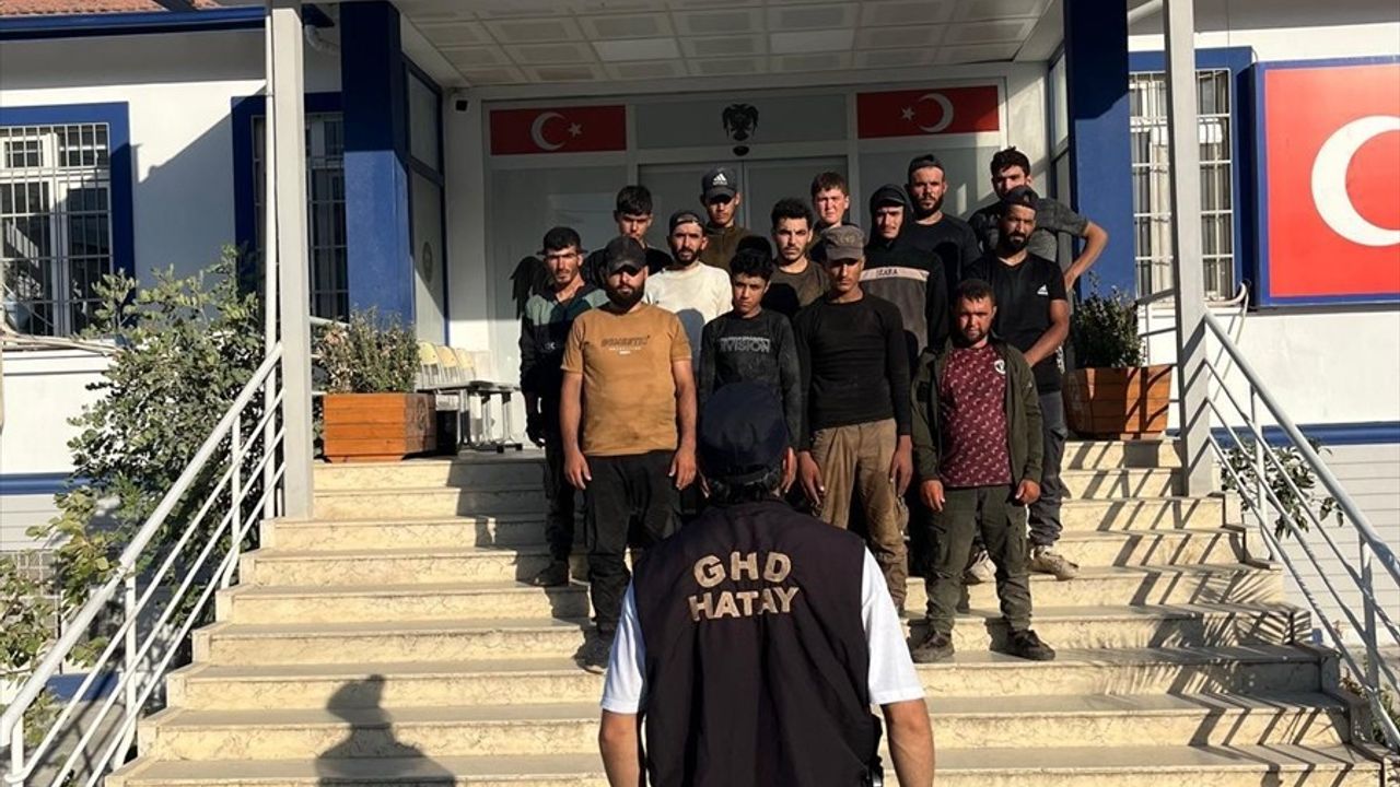 Hatay'da 14 Suriye uyruklu düzensiz göçmen yakalandı, 3 zanlı tutuklandı