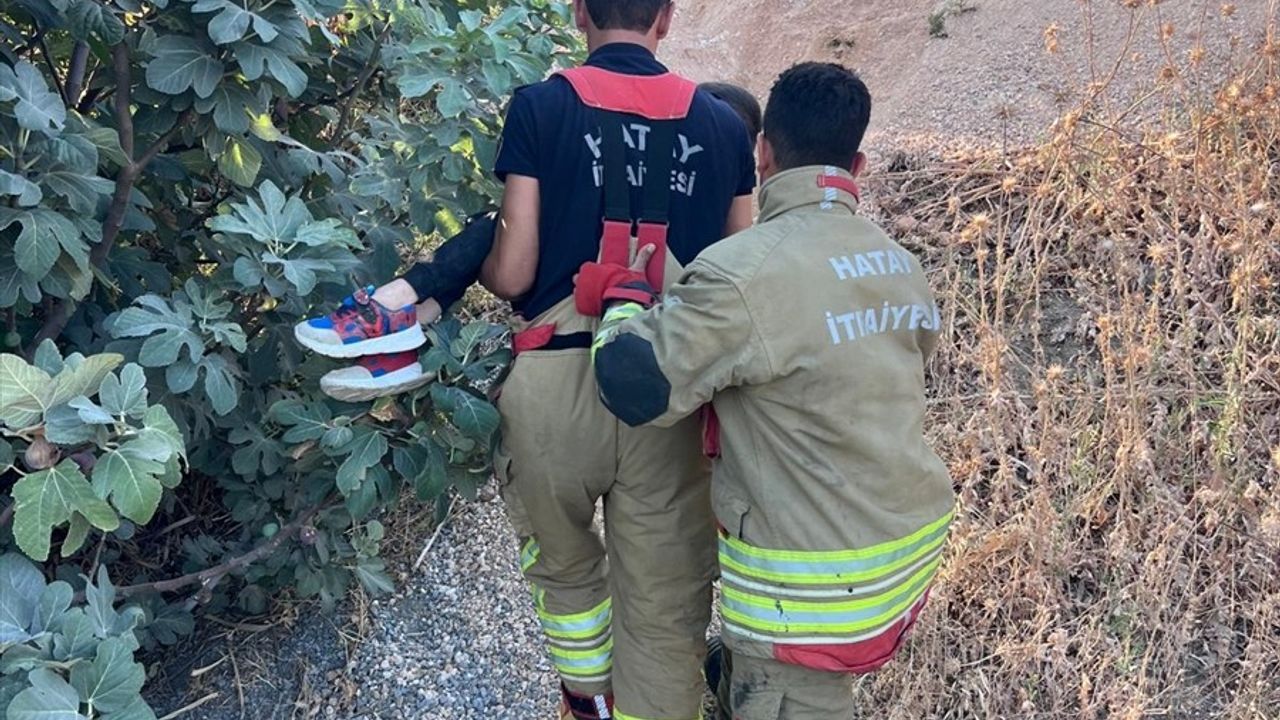 Hatay'da Minibüs Tarlaya Devrildi: 8'i Çocuk 13 Kişi Yaralandı