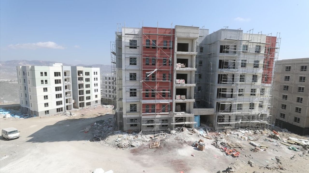 Hatay Defne'de 3 bin 722 afet konutu ve 7 ticaret merkezinin inşası sürüyor